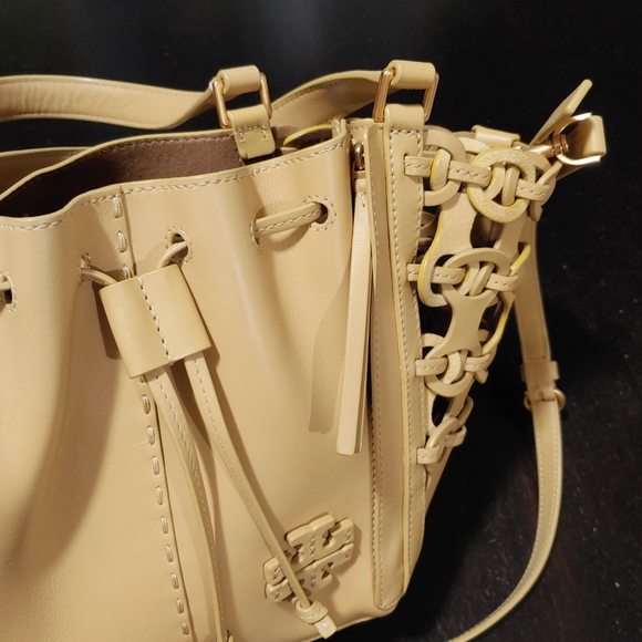 Excellent Tory Burch McGraw Die-Cut Dragonfly Drawstring Satchel tan yellow - Picture 7 of 16